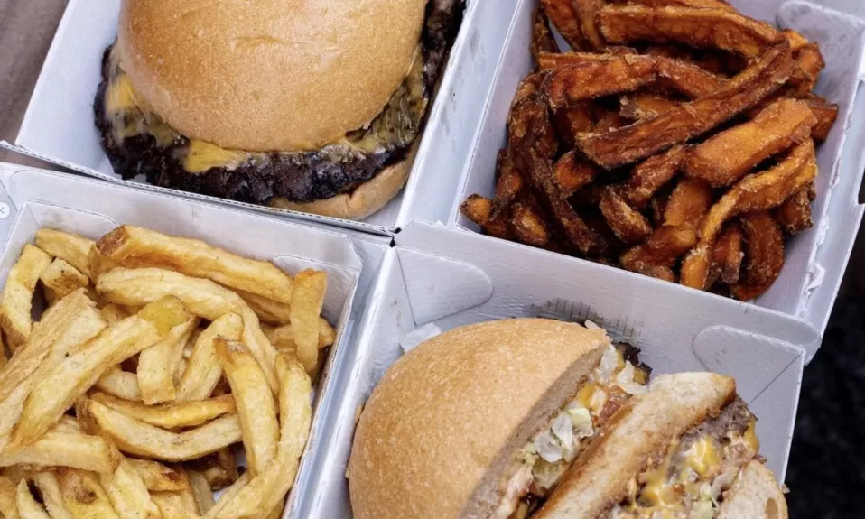 Hamburgers et frites en cartons.