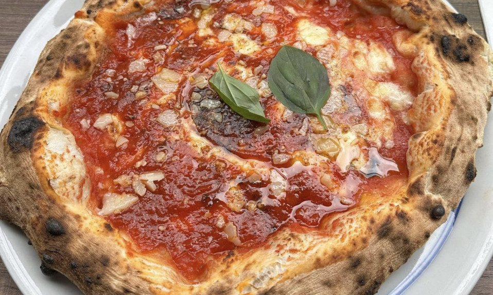 Pizza Margherita au feu de bois.