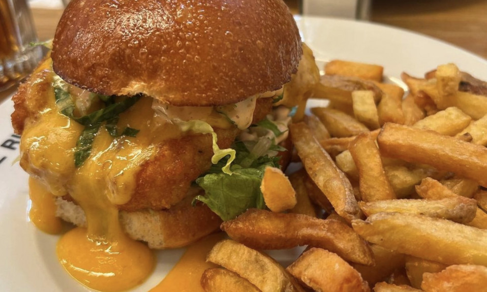 Burger savoureux et frites dorées.