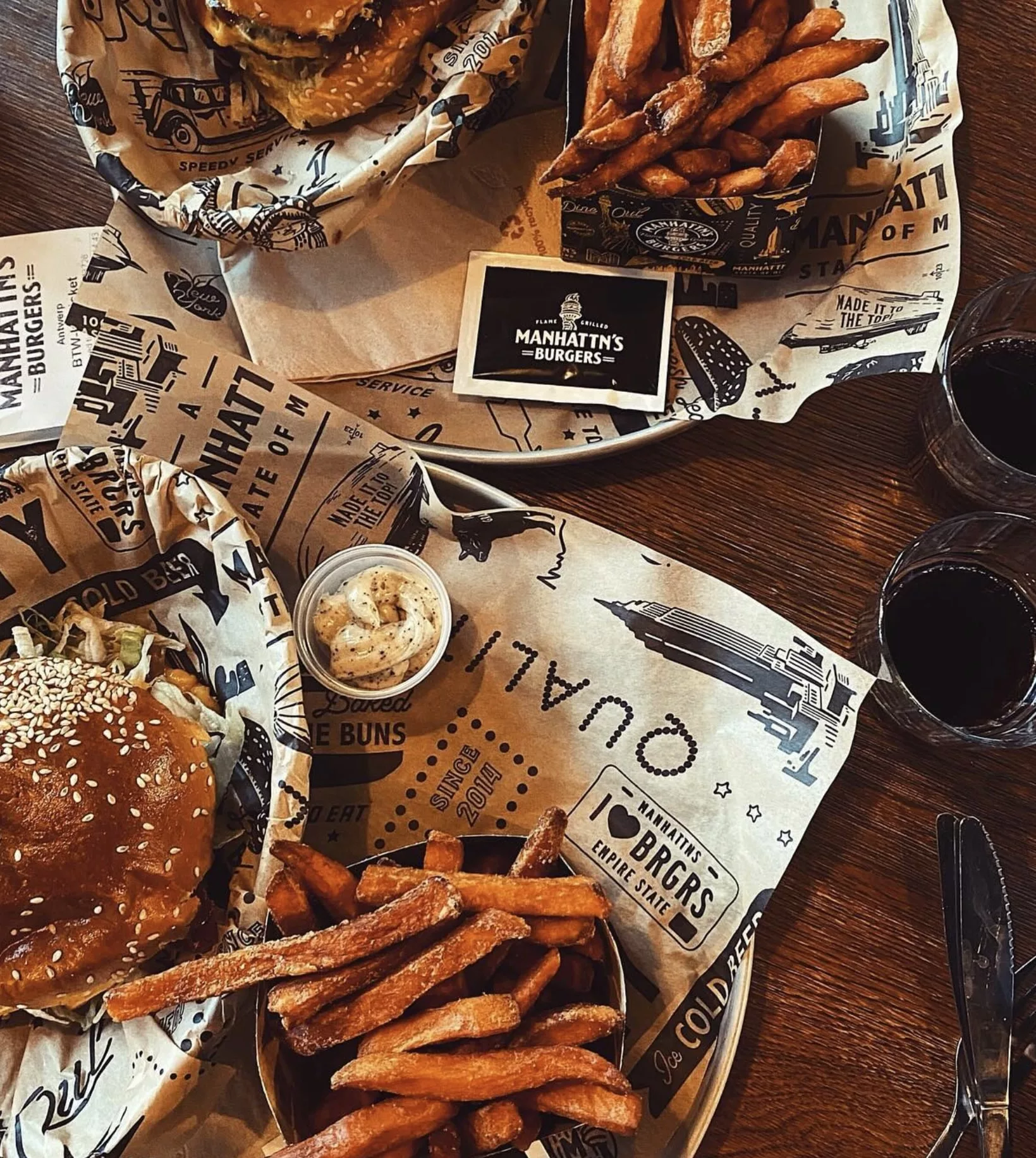 Repas burger et frites dans un restaurant.