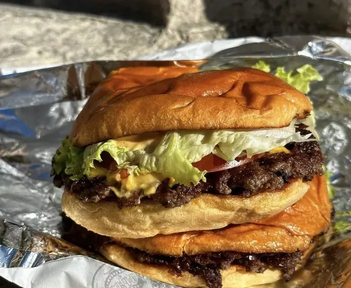 Double hamburger avec fromage et salade.