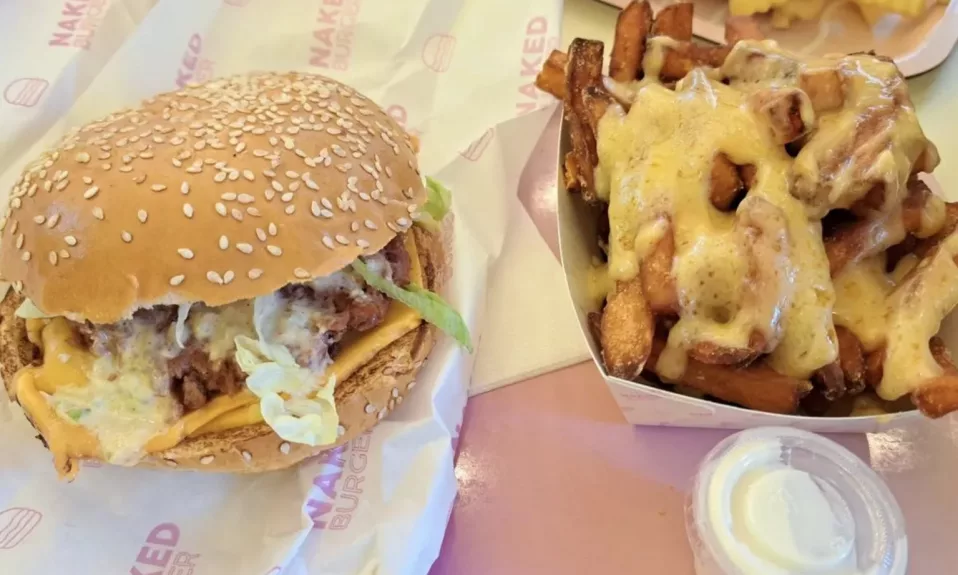 Hamburger et frites fromage fondu.