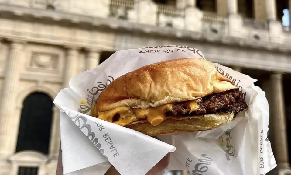 Cheeseburger devant architecture historique.