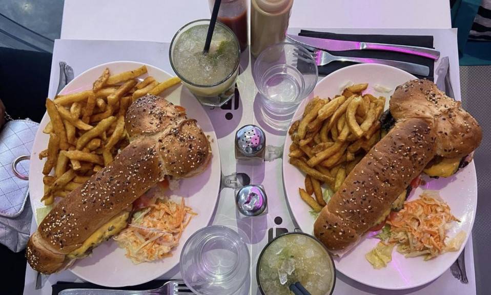 Repas fast-food avec sandwiches et frites.