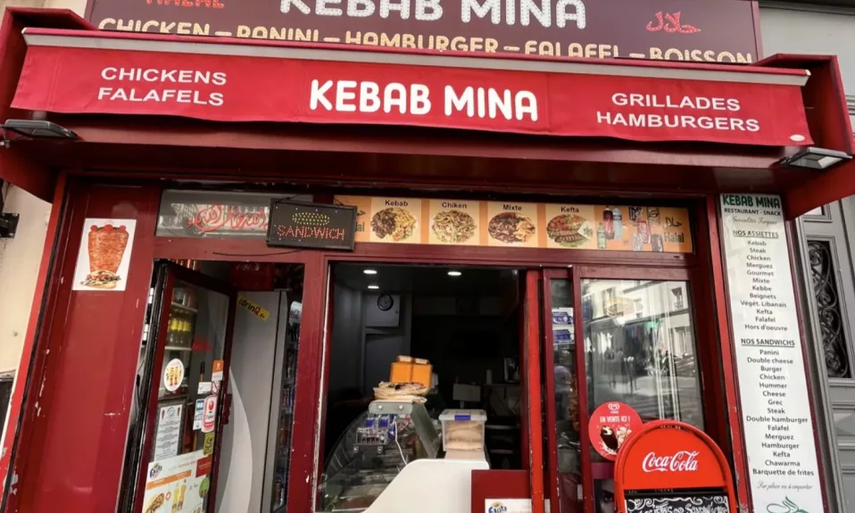 Restaurant Kebab Mina avec menu visible.