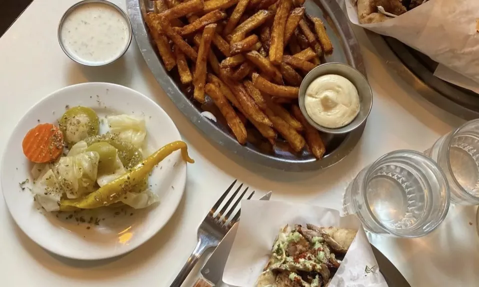 Plateau de frites, légumes marinés et tacos.