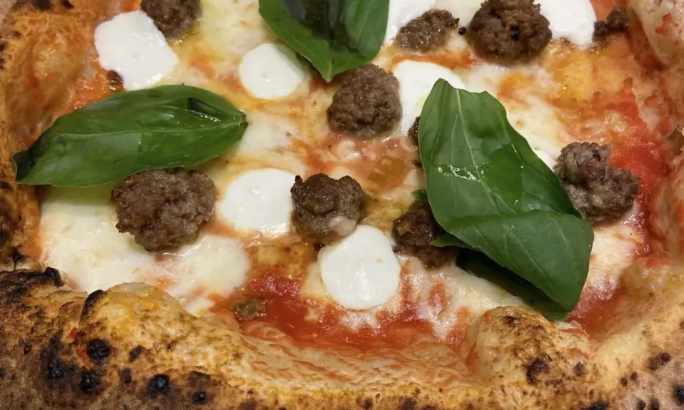 Pizza margherita avec boulettes de viande et basilic.