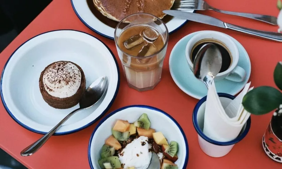 Petit déjeuner diversifié sur table rouge