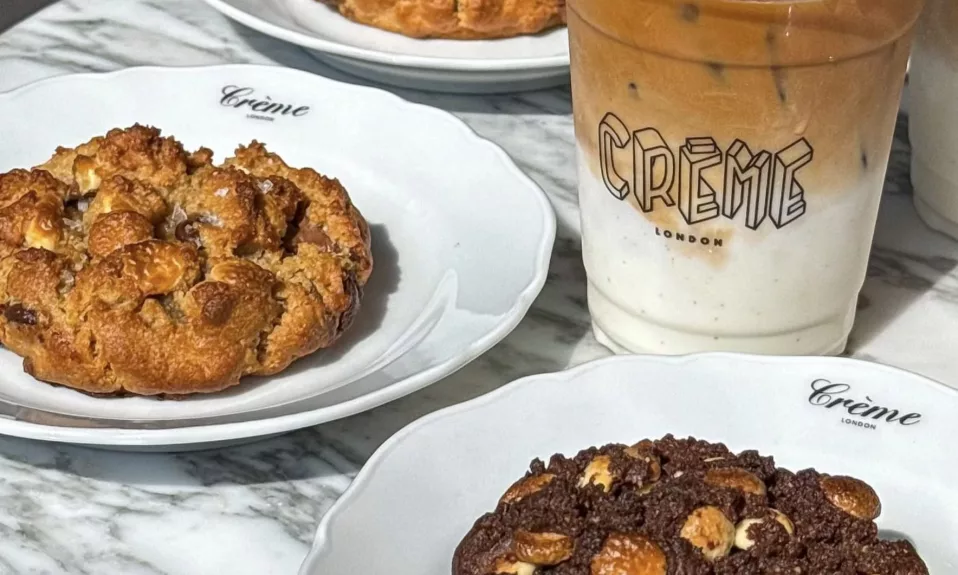 Cookies et café glacé sur table marbrée