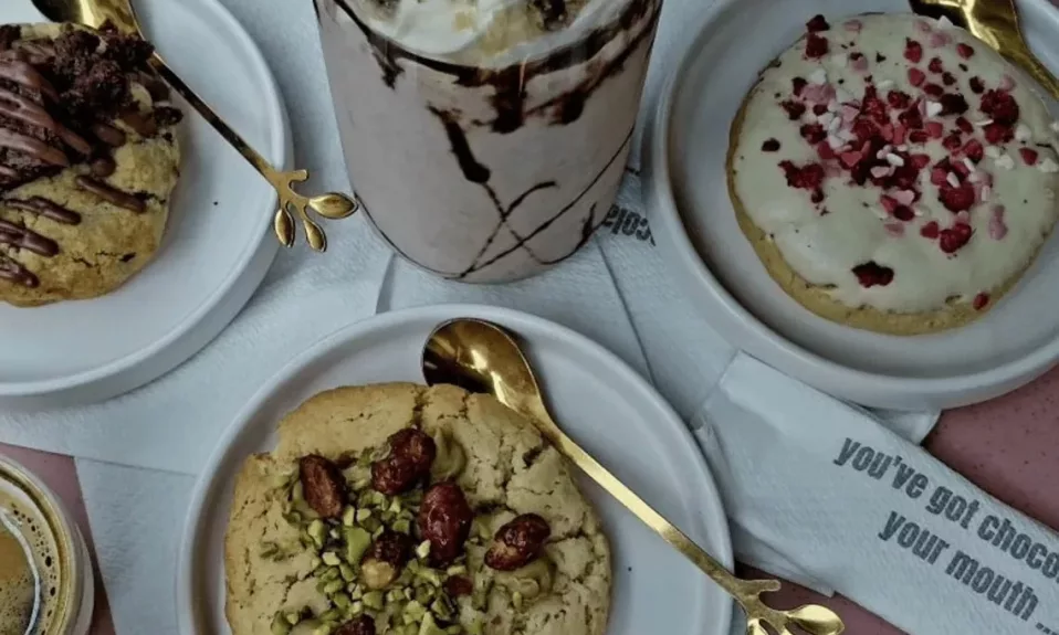 Milkshake et cookies variés sur plateau rose