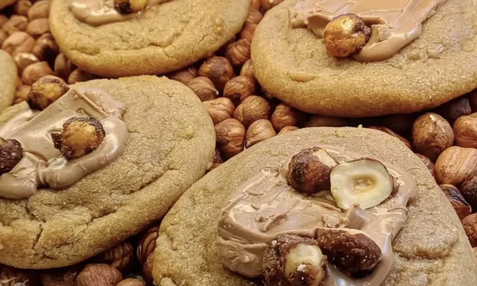 Cookies aux noisettes et chocolat sur lit de noisettes.