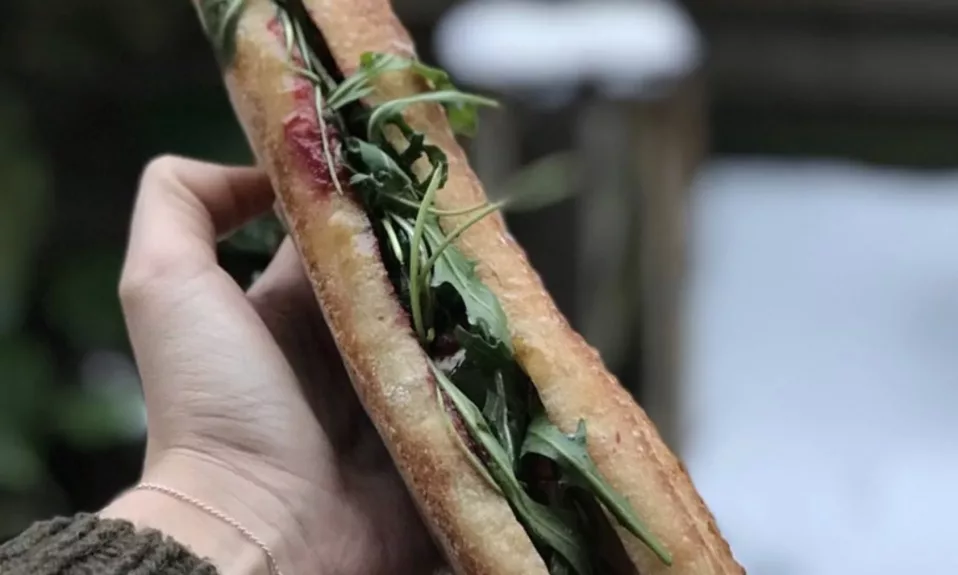 Baguette avec roquette et tomates.