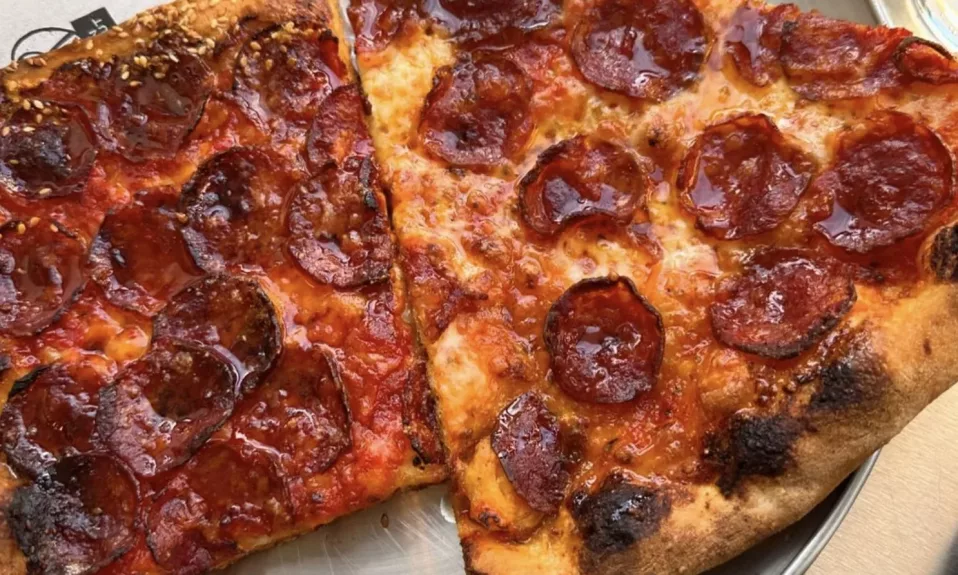 Deux parts de pizza au pepperoni sur assiette.