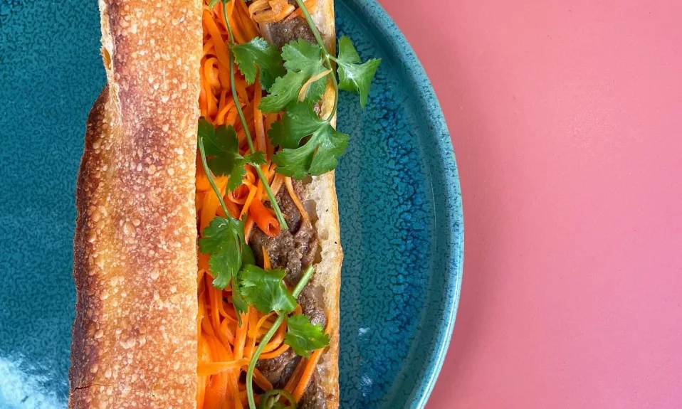 Sandwich Bánh Mì avec légumes et coriandre.