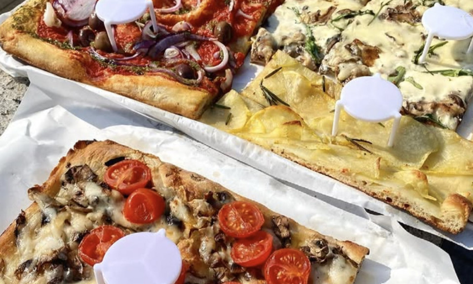 Assortiment de pizzas variées sur plateau.