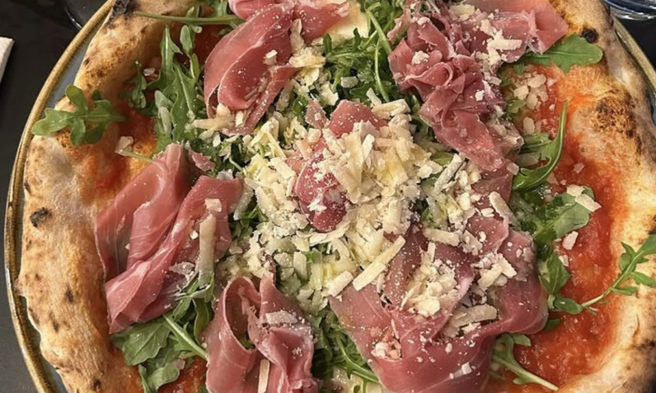 Pizza jambon, roquette et parmesan.
