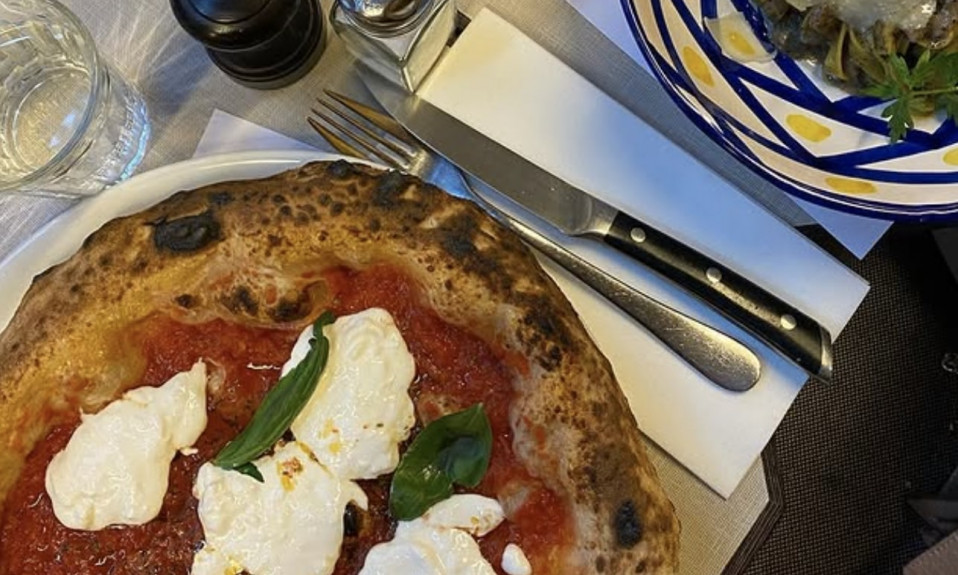Pizza napolitaine avec basilic et plat de pâtes.