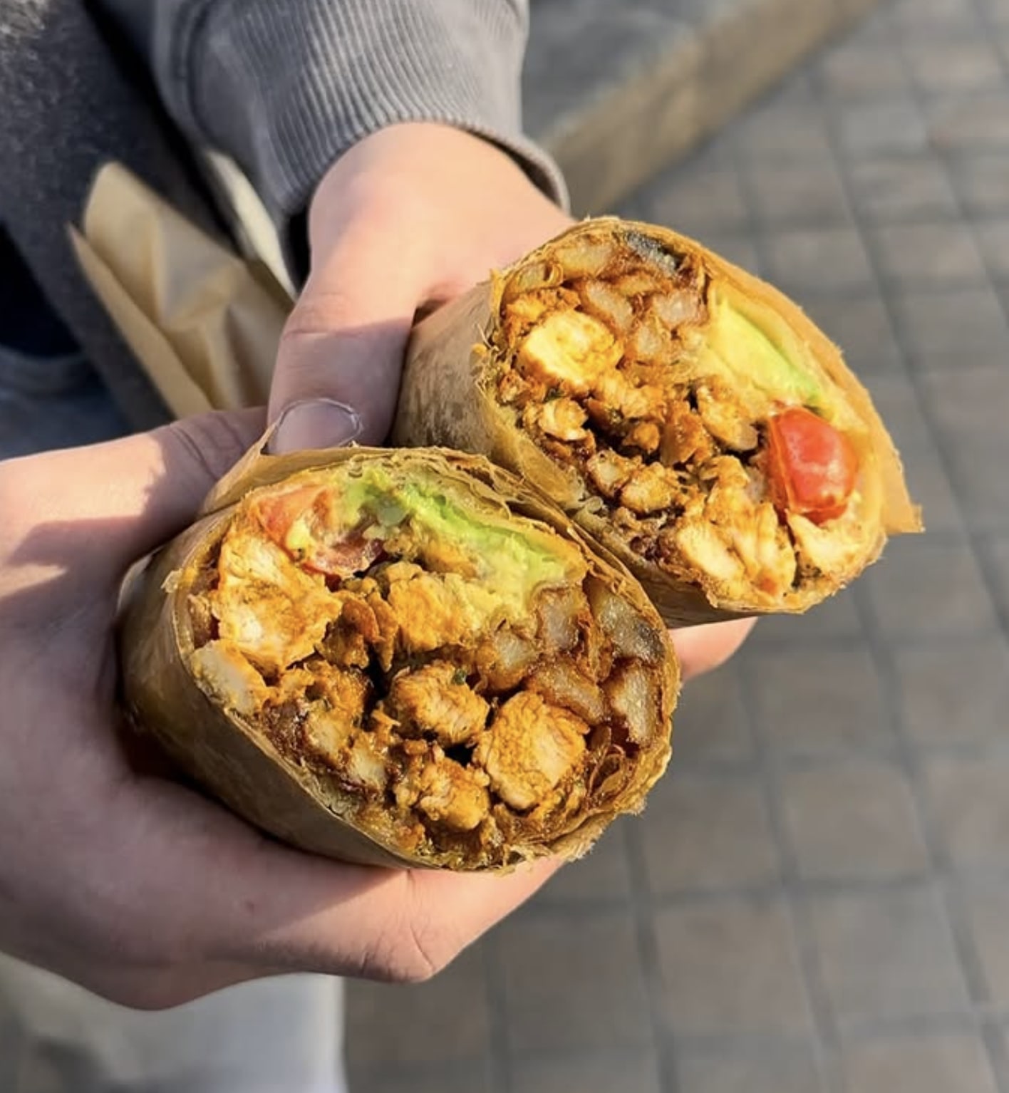 Burrito coupé en deux, rempli d'ingrédients frais.