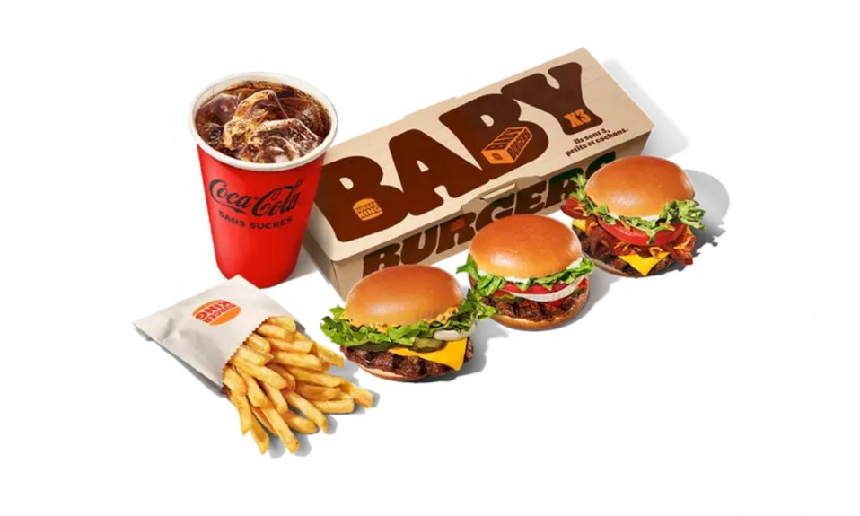 Menu fast-food avec burgers, frites et boisson.