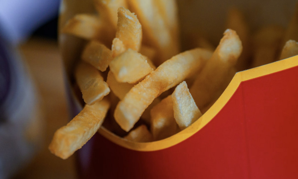 Frites dorées dans un carton rouge.