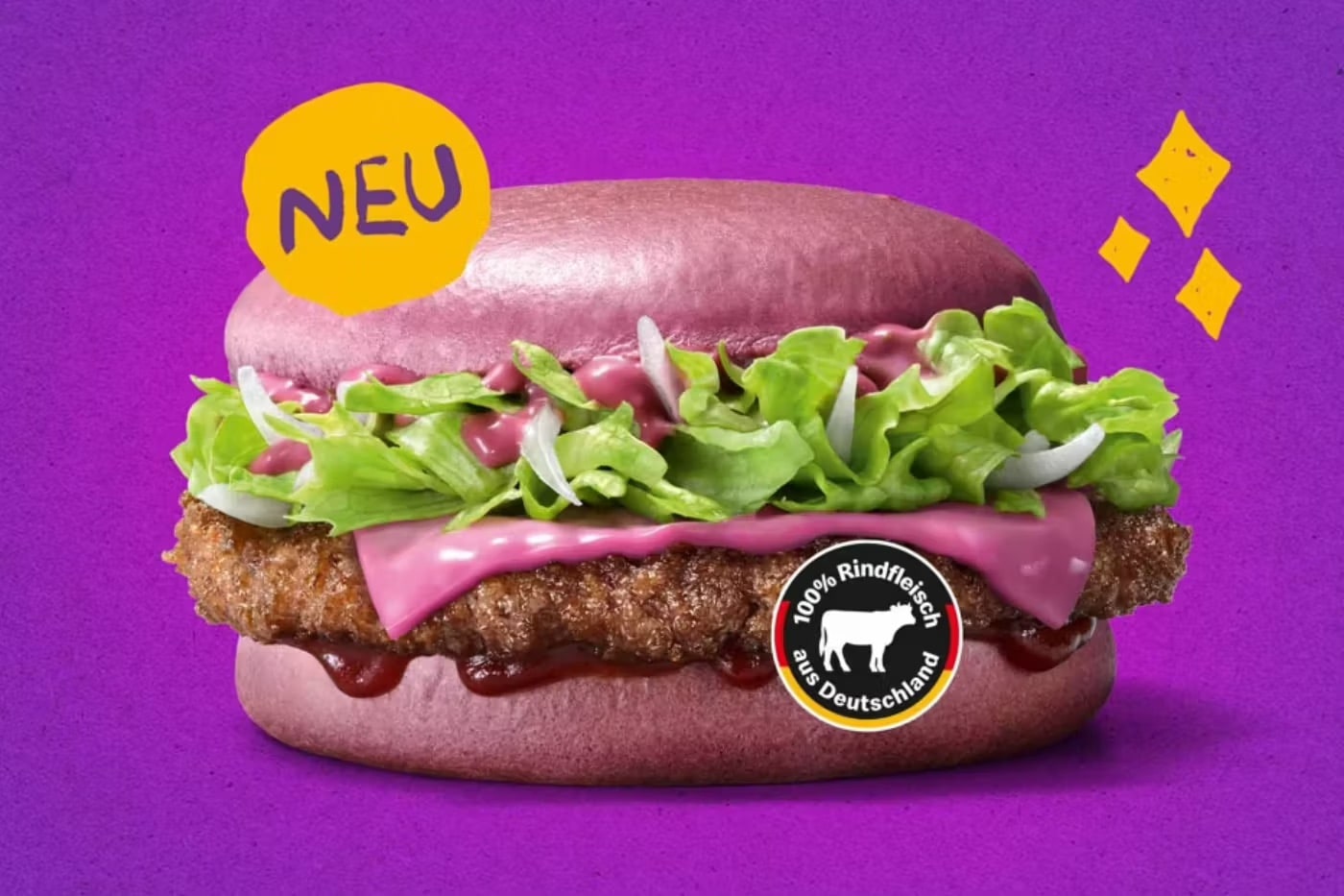 Burger au pain rose avec salade et bœuf