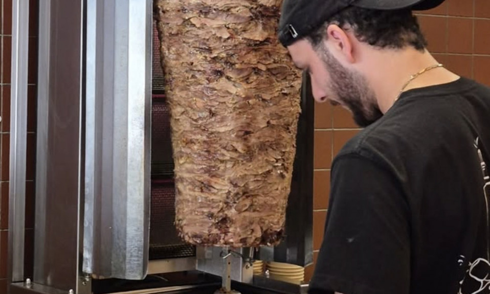 Préparation de kebab à la broche verticale