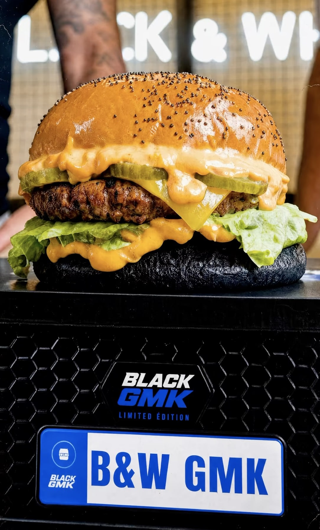 Burger gourmet au pain noir et cheddar fondant
