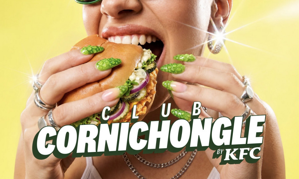 Personne croquant burger KFC aux cornichons