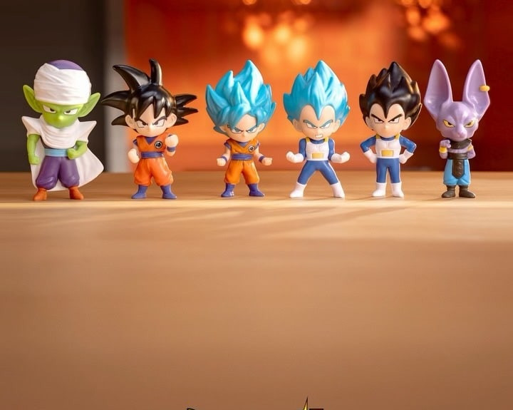 Figurines Dragon Ball Super alignées sur une étagère