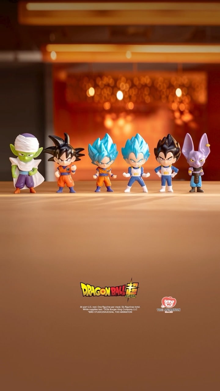 Figurines Dragon Ball Super alignées sur une étagère