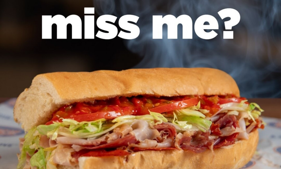 Sandwich chaud Jersey Mike’s avec fumée et slogan anglais