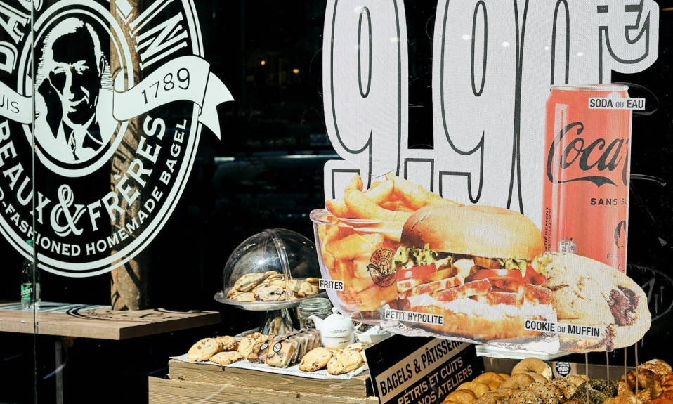Vitrine d'un restaurant Bagelstein avec le logo de l'enseigne, des cookies et des bagels