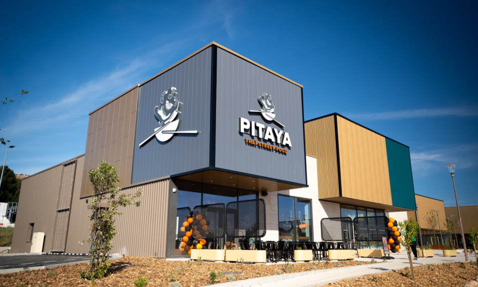 Façade d'un restaurant Pitaya Thaï Street Food avec son enseigne