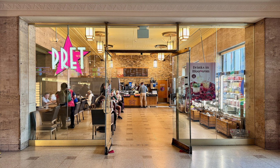 Restaurant Pret A Manger dans une gare, enseigne PRET lumineuse et comptoir visibles depuis l'entrée